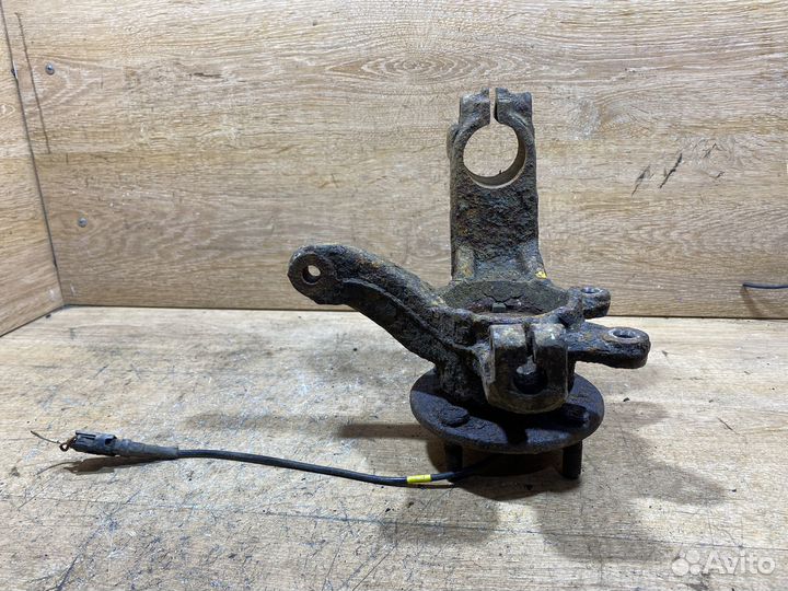 Поворотный кулак левый Ford Fusion X80