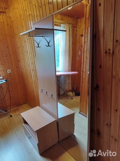 Зеркало с вешалкой и тумбочка