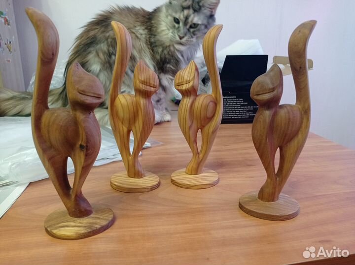 Статуя кошка