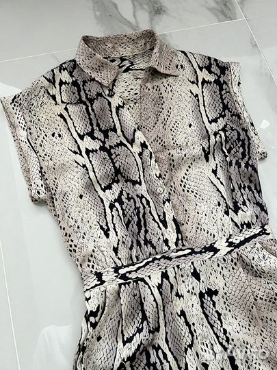 Комбинезон со змеиным принтом