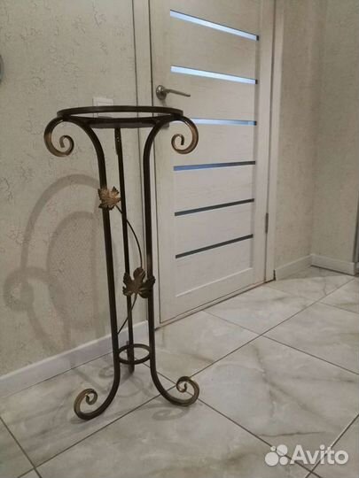 Кованая подставка для цветов