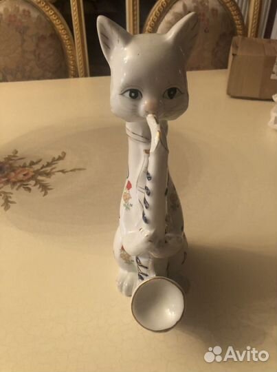 Статуетка фарфаровая