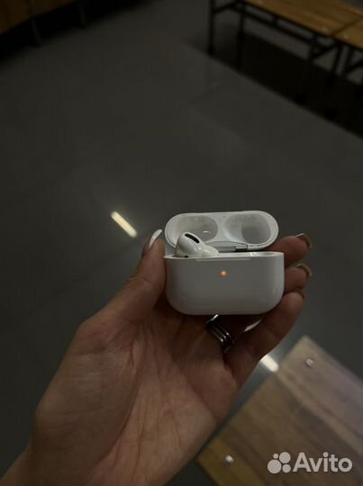 Кейс для airpods pro и левый наушник