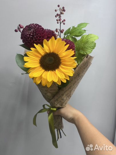 Букет подсолнух и георгины