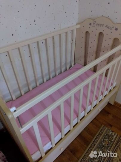 Детская кроватка с маятником