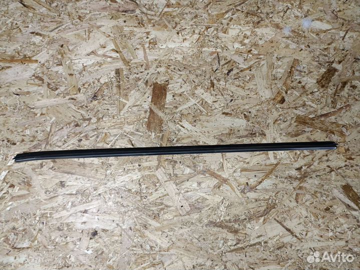 Уплотнитель стекла Toyota Corolla CE104 перед левы