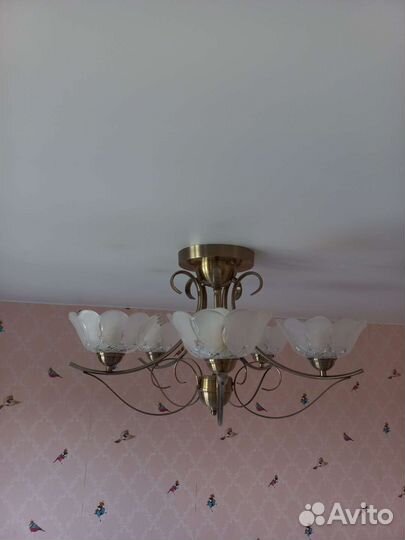 Люстра со светильником