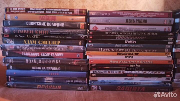 DVD плеер и видеомагнитофон + DVD диски и VHS