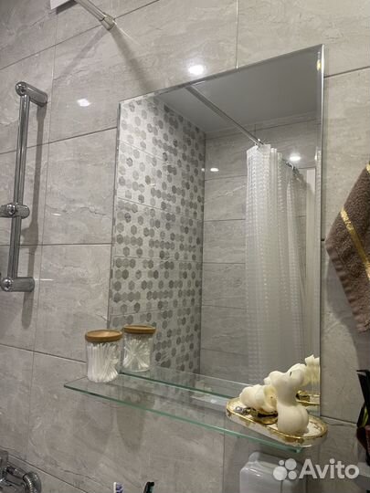 Зеркало в ванную с полочкой