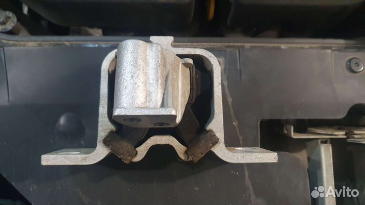 Правая опора двигателя на Лада веста