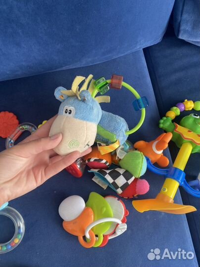 Попакет фирменных игрушек