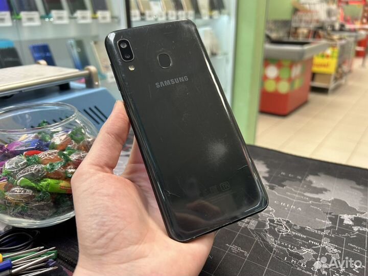 Samsung Galaxy A20, 3/32 ГБ