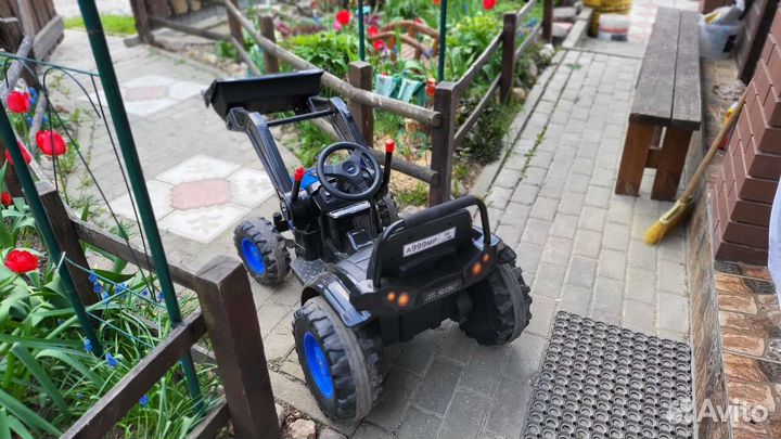 Электрический трактор на пульте