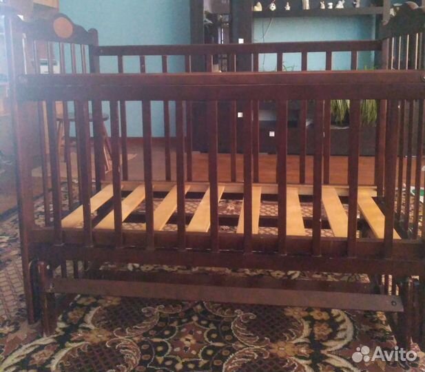 Детская кроватка с поперечным маятником