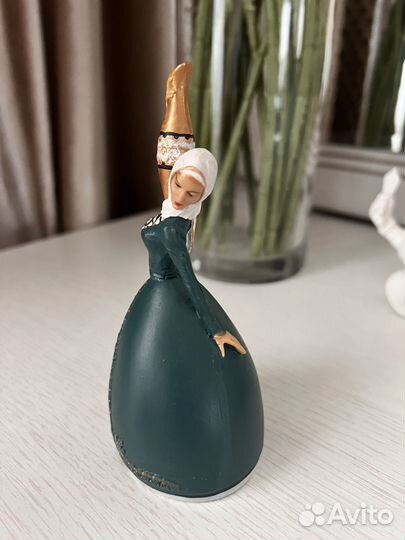 Сувенирная статуэтка-колокольчик
