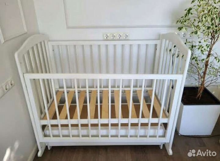 Детская кроватка с ящиком для белья и матрацем