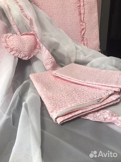 Комплект бортиков с потельным бельем в кроватку