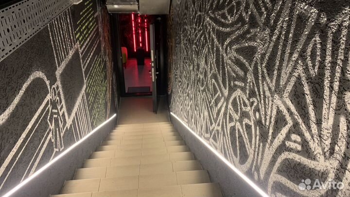 Каллиграфия, роспись стен, разработка мерча