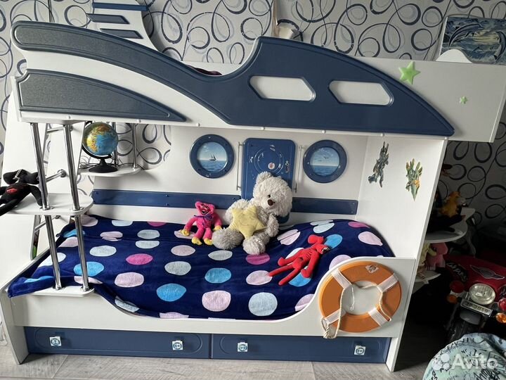 Детская кровать двухъярусная с лестницей