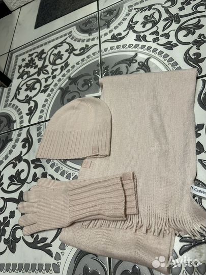 Комплект Calvin Klein шапка перчатки шарф