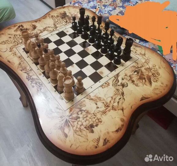 Шахматный стол и фигуры