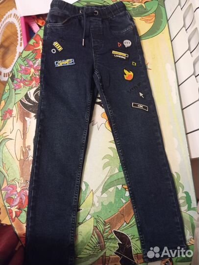 Джинсы новые 128 акула с вышивкой
