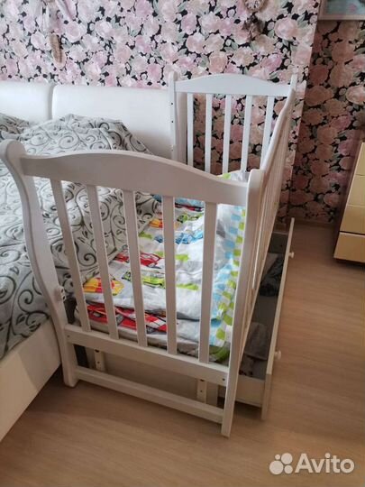 Детская кроватка с продольным маятником