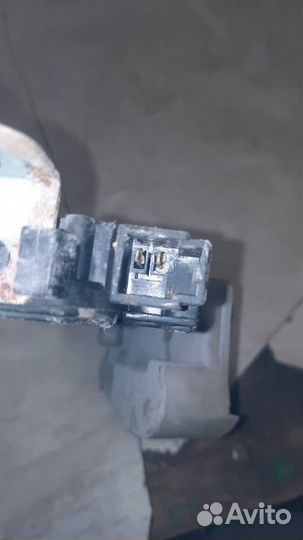 Замок двери передней правой Subaru Forester