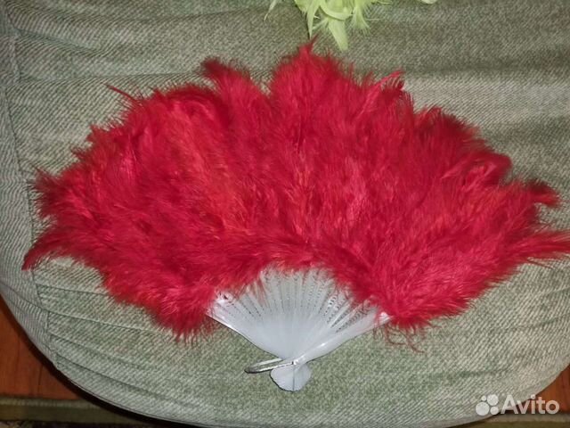 Красный веер из перьев