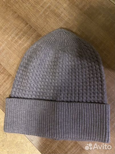 Шапки много