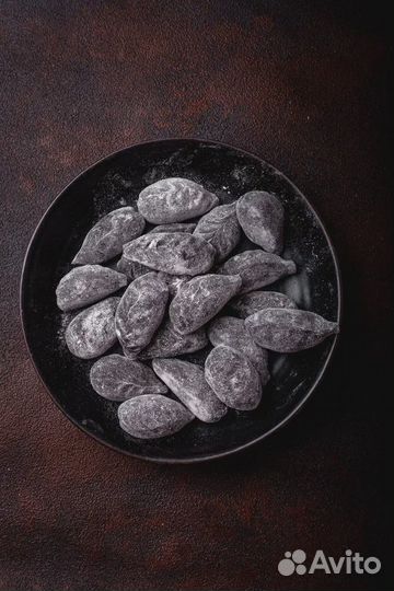 Черные пельмени с крабом, палтусом и сыром рикотта