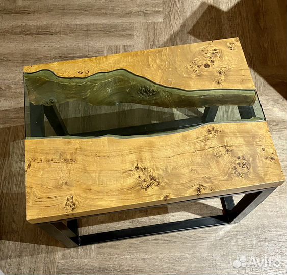 Стол из слэба горного тополя с рекой из стекла