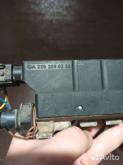 Блок клапанов пневмоподвески Mercedes S-Class W220