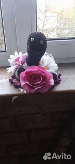 Червячок в цветах