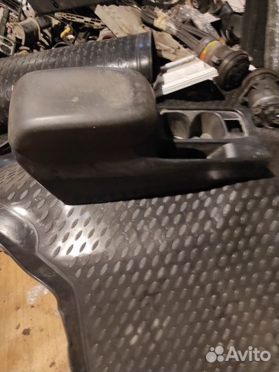 Подлокотник Mitsubishi Lancer 9 00-10г 11570