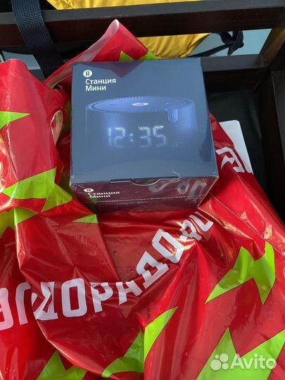 Умная колонка Яндекс Новая Станция Мини (с часами)