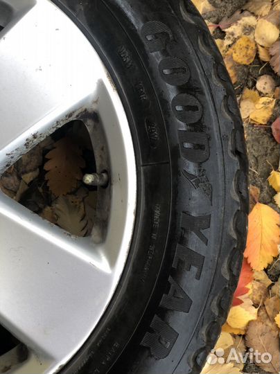 Goodyear UltraGrip 215/60 R16 98