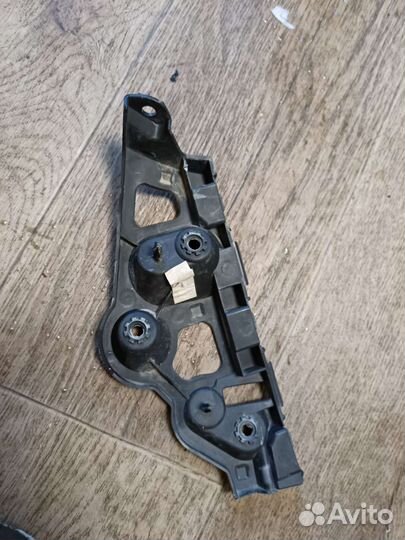 Кронштейн задний левый Renault Sandero Stepway 2