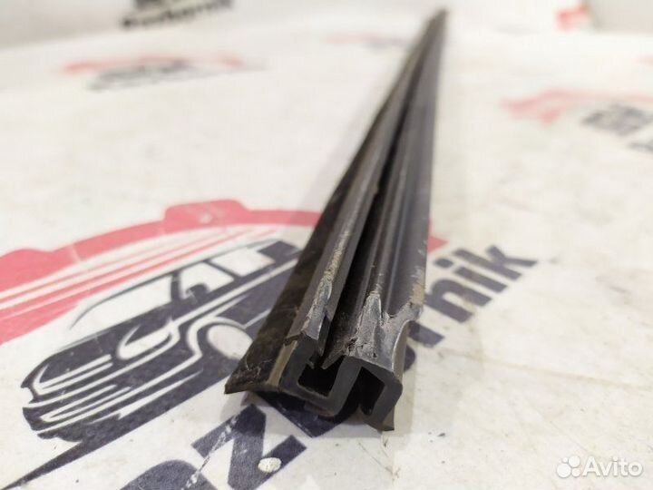 Уплотнитель стекла двери передний Mercedes Vito