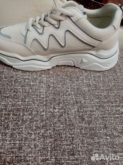 Кроссовки женские