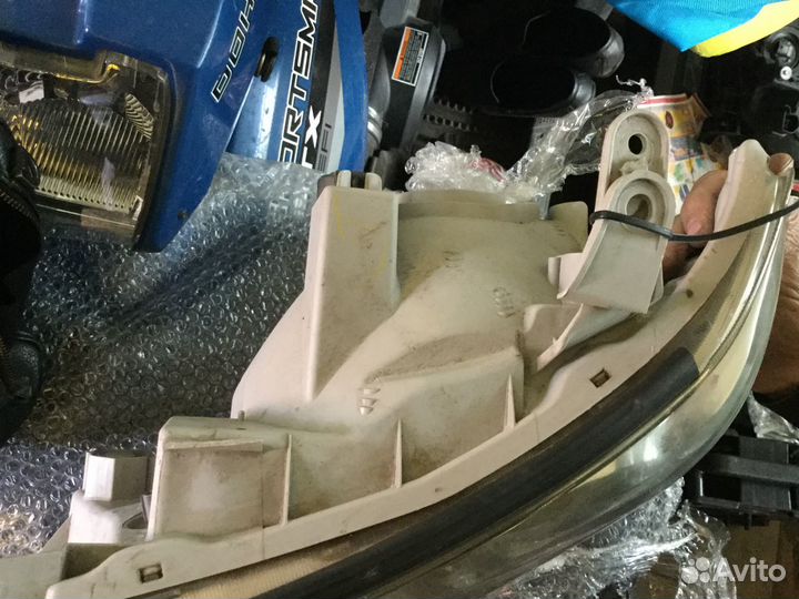 Фара левая Toyota Tacoma