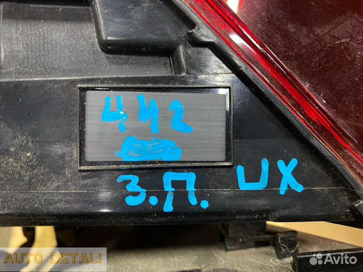 Задний правый фонарь Lexus UX