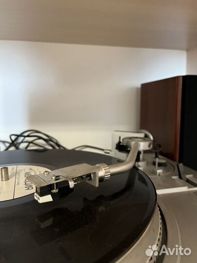 Проигрыватель винила с колонками и пластинками