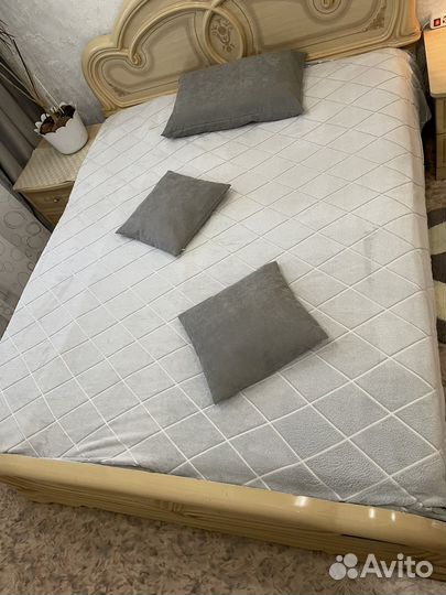 Кровать двухспальная с матрасом бу и 2 тумбочки