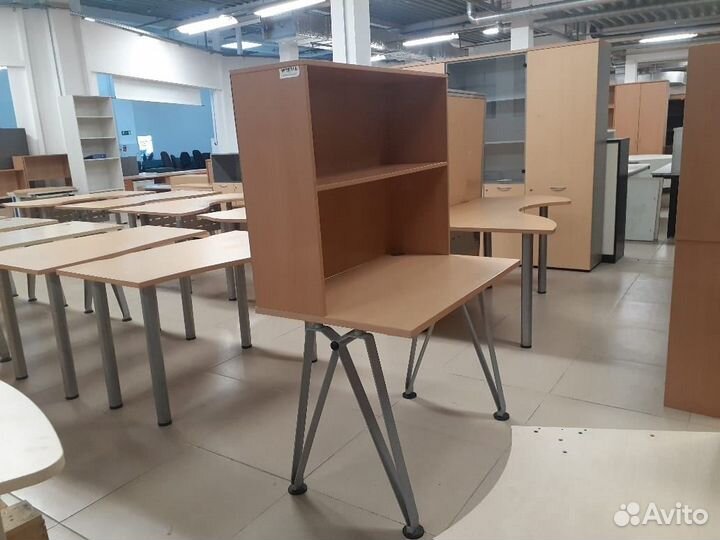 Много офисной мебели б.у
