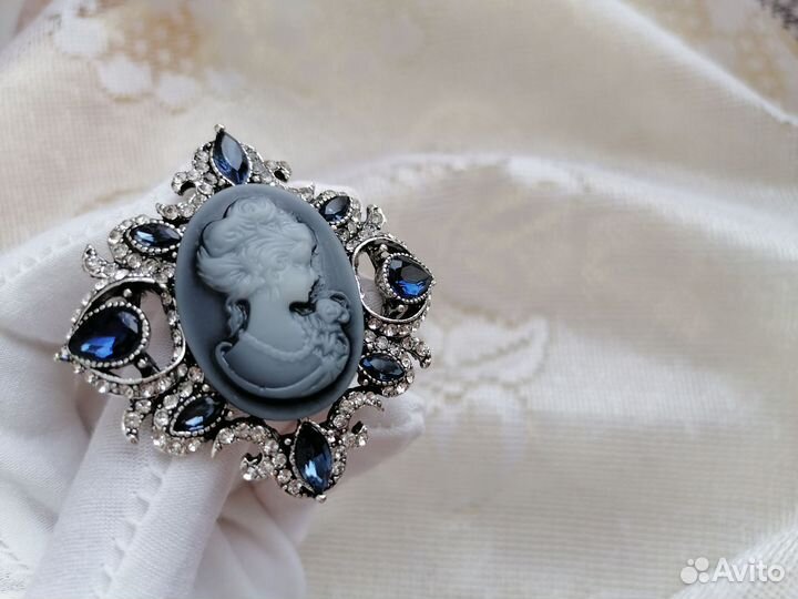 Брошь камея с синими камнями