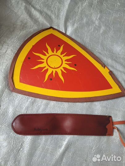 Деревянный щит и кожаные ножны