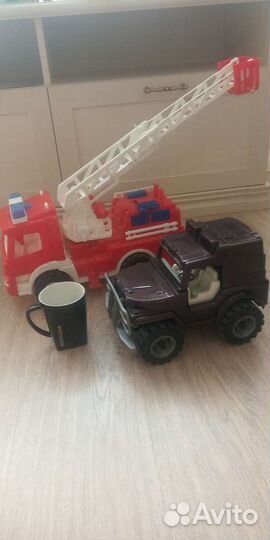 Большая пожарная машина и УАЗ