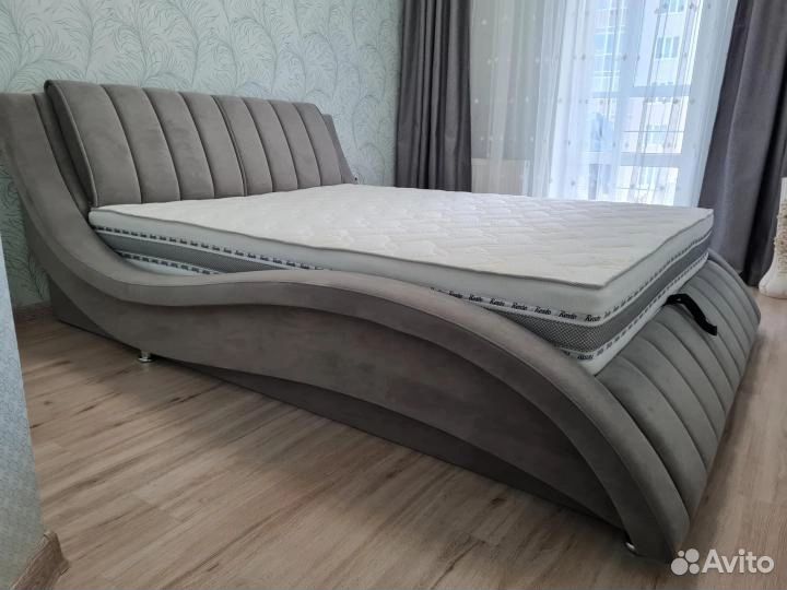 Кровать двухспальная с матрасом