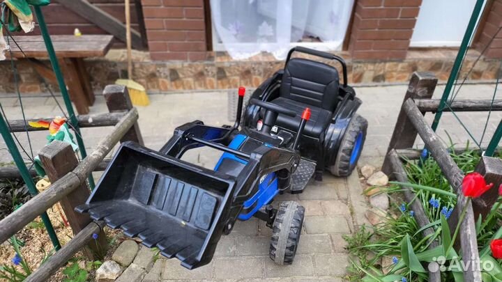 Электрический трактор на пульте